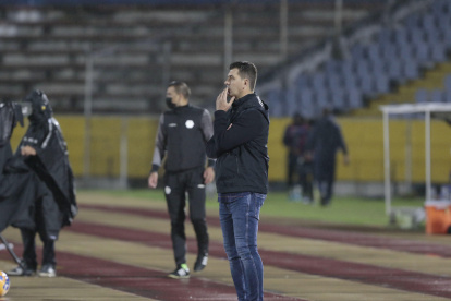 Rescalvo (centro) dijo que ya era hora de que un error lo favorezca.