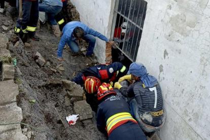Bomberos acudieron al lugar para rescatar los cuerpos sepultados.