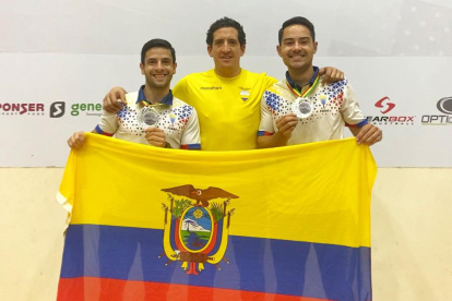 José Daniel Ugalde (i) y Juan Francisco Cueva (d), con la medalla de plata panamericana que ganaron en Bolivia. Los acompaña el entrenador de la selección nacional.