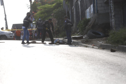 Peritos de la Policía y Fiscalía recogen indicios balísticos y otras pruebas en torno al cadáver del extranjero.