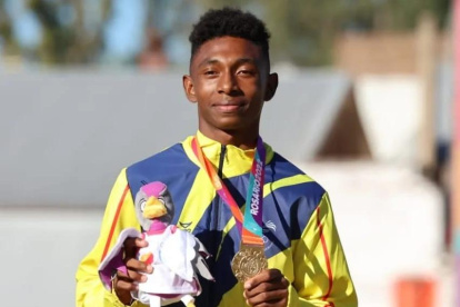 Roy Chila con el oro sudamericano en el salto largo de Rosario, Argentina.