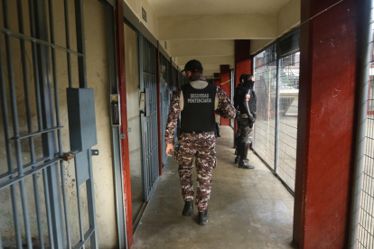 Un agente penitenciario camino por uno de los pasillos de La Roca, en Guayaquil.