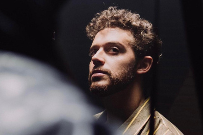 Según se ha adelantado, este es el único featuring que tendrá esta próxima producción discográfica del artista.