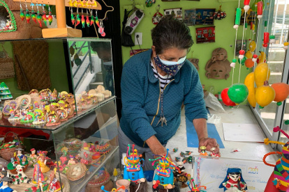 Espacio. Doña Leonor Suárez lleva más de 60 años dedicándose a la elaboración de adornos con mazapán.