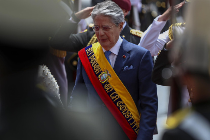El presidente de Ecuador, Guillermo Lasso, ingresando hoy a la Asamblea Nacional en Quito (Ecuador).