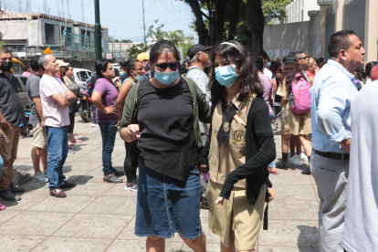 Protección. Los padres se han convertido en los vigilante de sus hijos a la entrada y salida del colegio a donde acuden para protegerlos, porque la Policía no lo hace.