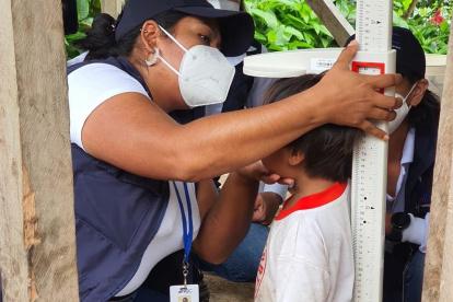Acción.- En la provincia Morona Santiago una experta atiende a un niño, para analizar si tiene desnutrición.