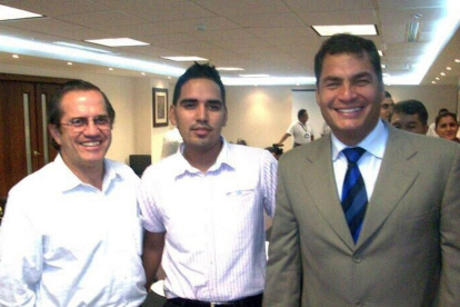 Reunión. 6 de septiembre de 2009. Leandro Norero, de 23 años, junto con el presidente Rafael Correa en el Ministerio del Litoral, que impulsaba la pacificación de los Ñetas y Latin Kings.