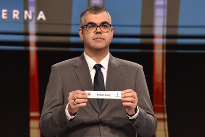 El director de competiciones de clubes de la Conmebol, Frederico Nantes, sostiene el nombre de Emelec.