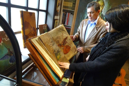 Gerardo Machado y su sobrina Claudia  revisan el trabajo diario.