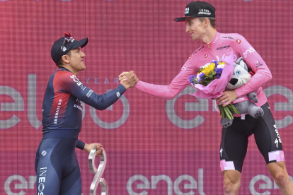 Richard Carapaz (i), ciclista ecuatoriano de Ineos, saluda a Jai Hindley, ganador del Giro de Italia.