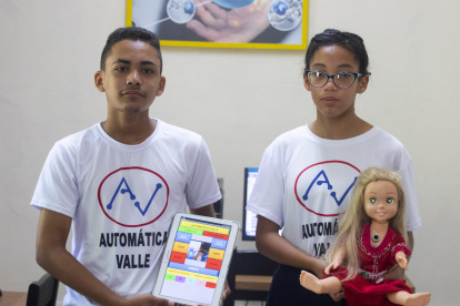 Bryana y Abel han logrado interesantes avances en sus talleres de robótica.