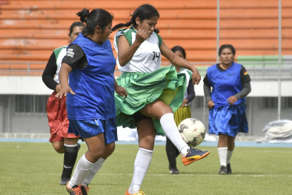 Jugadoras disputan un partido durante el primer Campeonato Departamental de Fútbol de Mujeres Indígenas de Cochabamba.