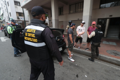 Controles en Guayaquil. Agentes metropolitanos de control, en conjunto con la Policía Nacional, realizan operativos por zonas consideradas de alto riesgo en la ciudad.