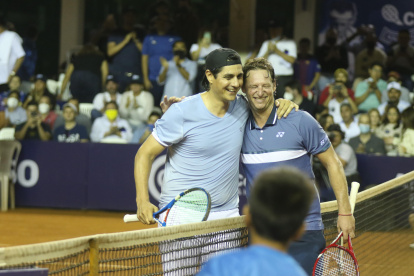 Lapentti (i), pese a la victoria, reconoció y agradeció la presencia de Nalbandíán con quien no solo lo une el tenis, sino un estrecho lazo de amistad de muchos años.