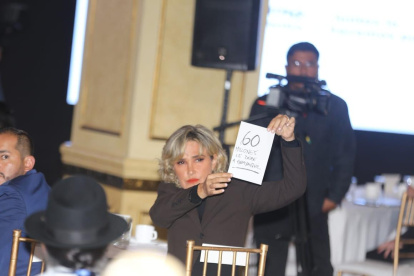 Cynthia Viteri levantó un papel durante la reunión, exigiendo el pago de 60 millones.