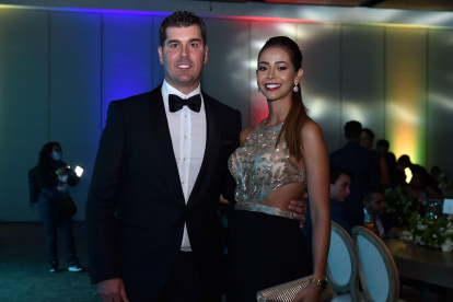 El DT Ismael Rescalvo lució un look elegante al igual que su esposa, Alejandra Rodríguez.