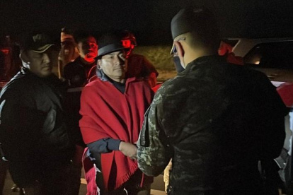 Arresto. Miembros de la Policía durante la lectura de derechos al presidente de la Conaie.
