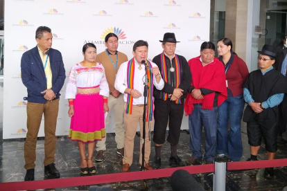 Escena. Los legisladores autodenominados "rebeldes" de Pachakutik participaron de las rueda de prensa de la bancada.