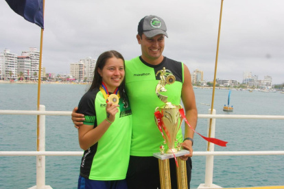 Ana Victoria junto a Juan Fernando Enderica, su entrenador en el club.