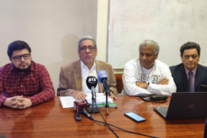 Presentación. Los comisionados participaron de una entrega de insumos de aseo en la cárcel de mujeres.