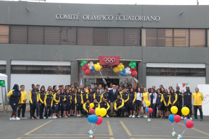 El boxeador Gerlon Congo y la experimentada pesista Alexandra Escobar (centro) cobijaron con la bandera a la delegación que representará a Ecuador en los Bolivarianos de Valledupar, en Colombia.