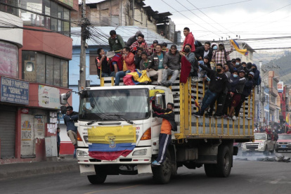 Quito. La gasolina para los camiones y la comida de la gente es parte de la logística.