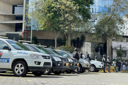 Miembros de la Fiscalía, Policía y Crimínalista arribaron la Casa de la Cultura para un allanamiento.