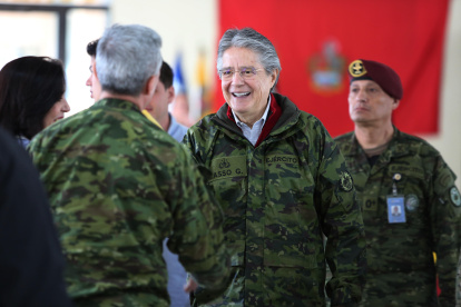 Visita. Guillermo Lasso visita destacamento militar y participa en un evento por el día del padre.