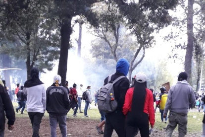 Enfrentamientos. Manifestantes y policías volvieron a la batalla en la avenida 6 de Diciembre y Tarqui.