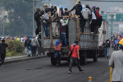 Paro. Indígenas subieron a sus camiones y se marcharon de las inmediaciones de la Casa de la Cultura. Otros salieron de Quito.