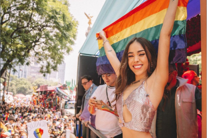 Danna Paola, desde el carro decorativo de Tik Tok, estuvo presente en la Marcha del Orgullo LGBT+ que se llevó a cabo ayer en la Ciudad de México.