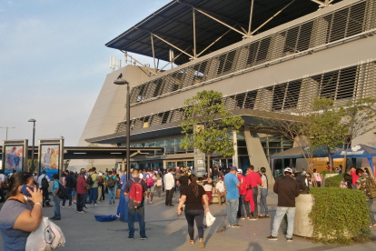Personal de seguridad evacuó a usuarios de la Terminal Terrestre de Guayaquil.