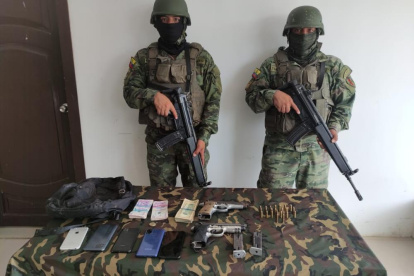 Evidencias. Miembros de las Fuerzas Armadas junto al material incautado.