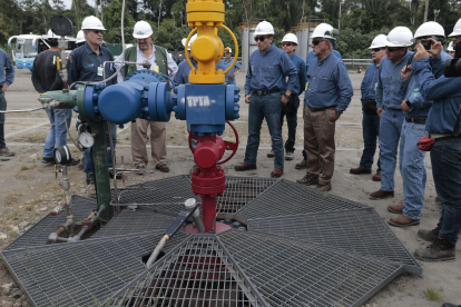 Labores.- Un grupo trabaja en un pozo petrolero en Ecuador.
