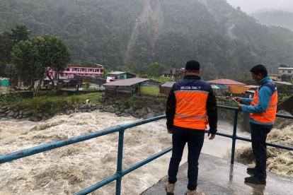 Tungurahua. Técnicos de la Secretaría de Gestión de Riesgos, estuvo en el sector del Pailón del Diablo ,en Baños de Agua Santa monitoreando la intensidad del caudal.