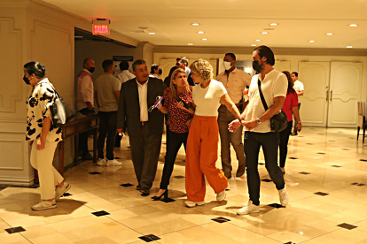 La alcaldesa Cynthia Viteri y su esposo Juan Carlos Vásconez, en una rendición de cuentas de los tres años de su gestión.