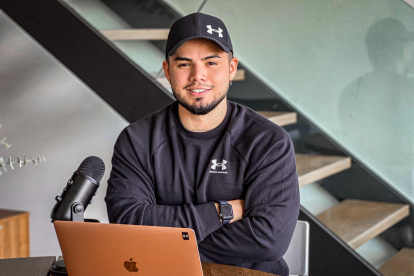 Su frase de bandera es “No esperes resultados diferentes haciendo siempre lo mismo”.
