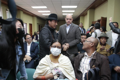 El presidente de la Conaie, Leonidas Iza, saluda con el ministro de la Producción, Julio José Prado.