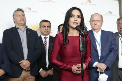 La segunda vicepresidenta de la Asamblea, Yeseña Guamaní, comparece antes los medios de comunicación en el Legislativo previo a la sesión.