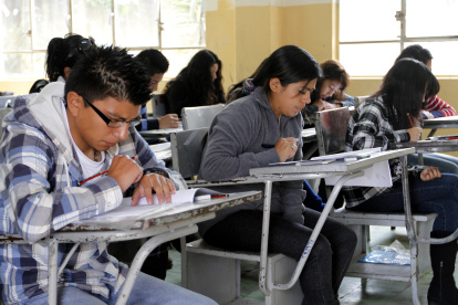 Referencial. Jóvenes rinden examen para acceder a la universidad.