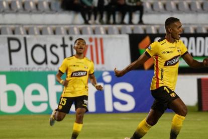 Fidel Martínez (d) marcó el único gol de este primer tiempo. El tanto tuvo que ser revisado en el VAR.