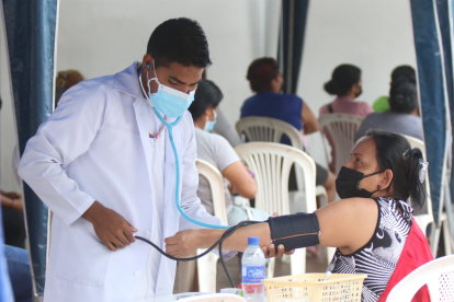 Salud. Un médico atiende a una mujer en el hospital Bicentenario de Guayaquil.
