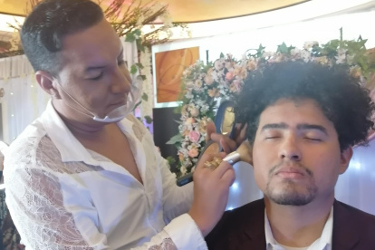 Maquillaje.- Julio Rangel demuestra el proceso para maquillar al novio, para que él también luzca bien en la foto.