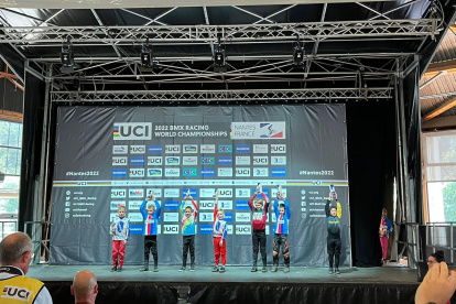 Tapia (d) levanta el trofeo de su categoría en el World Challenge de BMX en Italia.