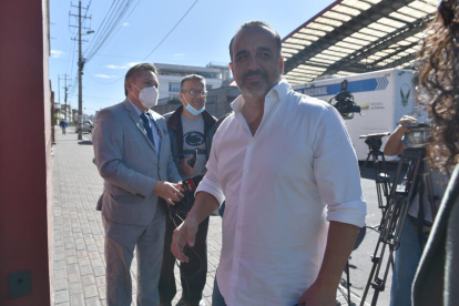 El Minsitro de Transporte a su llegada a la reunión en la CCE, al norte de Quito