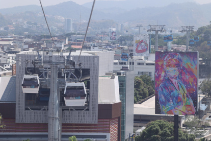 Para darle un mayor atractivo turístico a la aerovía se implementó también una galeria turística.