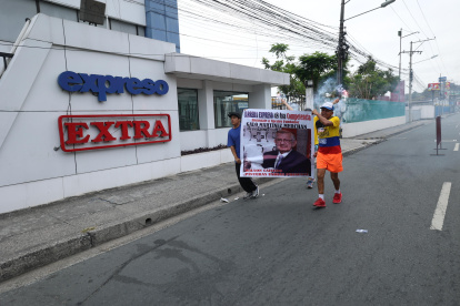 Wilson desplegó un cartel con la fotografía del fundador de este matutino, en reconocimiento por ser el mentalizador de la prueba que con él tiene una vida de recuerdos.