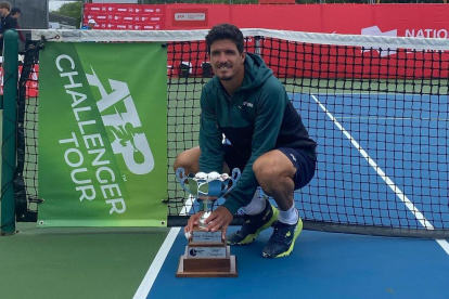 Emilio posa con el trofeo de campeón del Challenger de Winnipeg, tras vencer en la final al local Alexis Galarneau, por 6-3 y 7-6(4).
