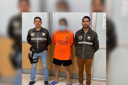 Dos policías de una unidad especializada y el acusado de violación de una menor de edad, en Guayaquil.